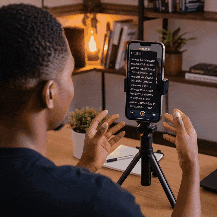Une personne filme une vidéo avec son téléphone sur trépied, le script PrompteurFlow défilant à l'écran pendant l'enregistrement.